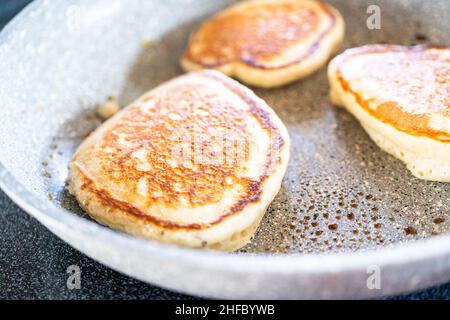 Frittura di pancake a base di kefir in una pentola da cucina su