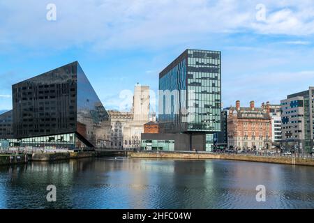 Liverpool, UK - 6 Jan 2020: Il Royal Liver Building è uno degli edifici architettonici più riconoscibili di Liverpool, tra due moderni edifici in vetro Foto Stock