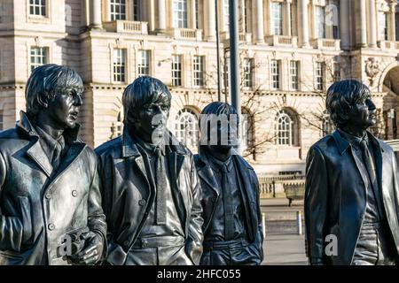 Liverpool, UK - 5th Jan 2020: La statua dei Beatles, nel centro di Liverpool. Famose statue in bronzo dei quattro Beatles create dallo scultore Andy Edwards Foto Stock