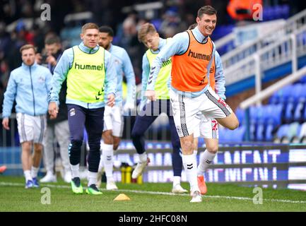 Il Dominic Hyam di Coventry City (a destra) si riscalda in campo prima della partita del campionato Sky Bet al Weston Homes Stadium di Peterborough. Data foto: Sabato 15 gennaio 2022. Foto Stock