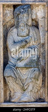 Estatua románica obra del Maestro Mateo en la puerta Santa de la Catedral de Santiago de Compostela en la plaza de Quintana, Galizia Foto Stock