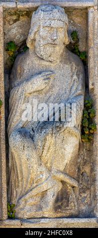 Estatua románica obra del Maestro Mateo en la puerta Santa de la Catedral de Santiago de Compostela en la plaza de Quintana, Galizia Foto Stock