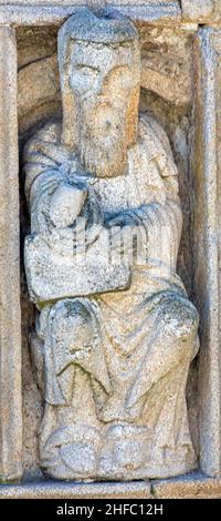 Estatua románica de Jonás obra del Maestro Mateo en la puerta Santa de la Catedral de Santiago de Compostela en la plaza de Quintana, Galizia Foto Stock