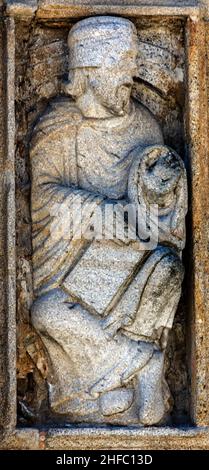 Estatua románica de Jeremías obra del Maestro Mateo en la puerta Santa de la Catedral de Santiago de Compostela en la plaza de Quintana, Galizia Foto Stock