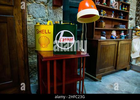 Porto, Portogallo - 18 Nov 2020: Vecchi canister olio di petrolio Shell e Castrol su un tavolo di legno in una casa. Arredamento casa vecchia scuola retrò. Retro Foto Stock