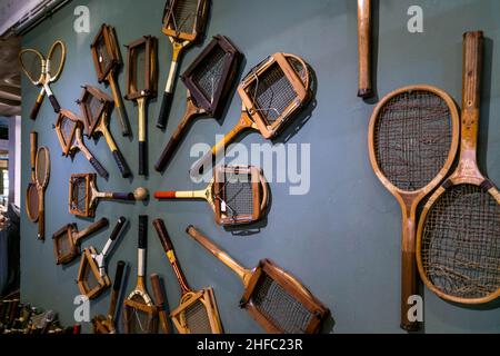 Porto, Portogallo - 18 Nov 2020: Racchette da tennis in legno vecchie e logorate esposte su un muro. Racchette da tennis Dunlop. Attrezzature sportive della vecchia scuola. Foto Stock