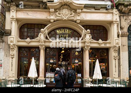 Porto, Portogallo - 19 Nov 2020: Il famoso e costoso Majestic Café nel centro di Porto. Molto popolare, molto esclusivo. All'interno presenta legno ornato Foto Stock