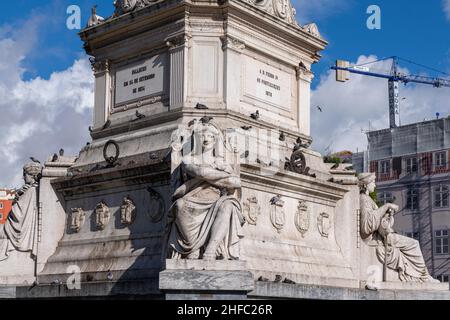 La colonna di Pedro IV è uno strumento del re Pietro IV nel mezzo di Piazza Rossio, conosciuta anche come Piazza Re Pedro IV. Un popolare luogo d'incontro Foto Stock