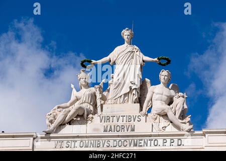 Primo piano delle statue sulla cima dell'Arco di Rua Augusta in piazza Praca do Comércio, Lisbona, Portogallo. Le due figure in posizione supina rappresentano i fiumi Tago Foto Stock