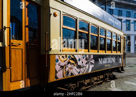 Lisbona, Portogallo - 18th novembre 2019: Tram vintage in legno nel centro di Lisboa. I tram tradizionali sbattono attraverso le stradine che trasportano Foto Stock