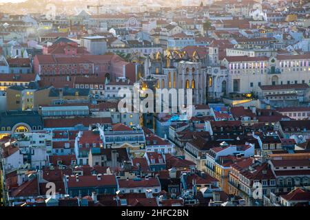 Splendida vista da cartolina su Lisbona, Portogallo. Tra cui una delle attrazioni principali di Lisboa, il Convento medievale di Carmo, un ex convento cattolico rovinato durin Foto Stock