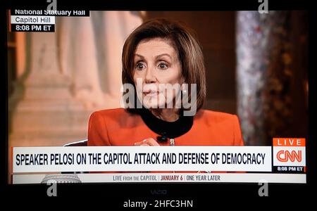 Screenshot della trasmissione della CNN degli Stati Uniti House Speaker Nancy Pelosi parlando in occasione di un anno anniversario dell'attacco del 6 gennaio 2021 al Campidoglio degli Stati Uniti. Foto Stock