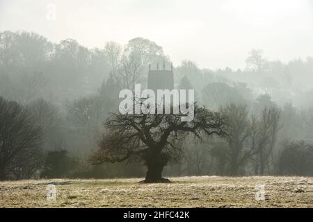 Woolsthorpe, vale di Belvoir, Regno Unito. 15th Jan 2022. La Chiesa di San Giacomo nella nebbia a Woolsthorpe nella vale di Belvoir. Neil Squires/Alamy Live News Foto Stock