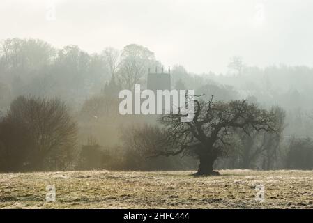 Woolsthorpe, vale di Belvoir, Regno Unito. 15th Jan 2022. La Chiesa di San Giacomo nella nebbia a Woolsthorpe nella vale di Belvoir. Neil Squires/Alamy Live News Foto Stock