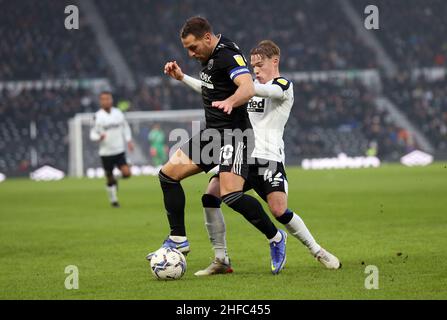 Il Billy Sharp di Sheffield United (a sinistra) e il Liam Thompson della Derby County combattono per la palla durante la partita del campionato Sky Bet al Pride Park Stadium di Derby. Data foto: Sabato 15 gennaio 2022. Foto Stock