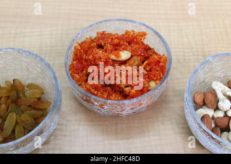 Gajar ka halwa con uva passa e noci Foto Stock