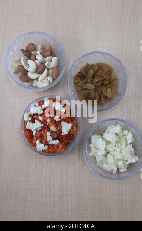 Gajar ka halwa con khoa e noci Foto Stock