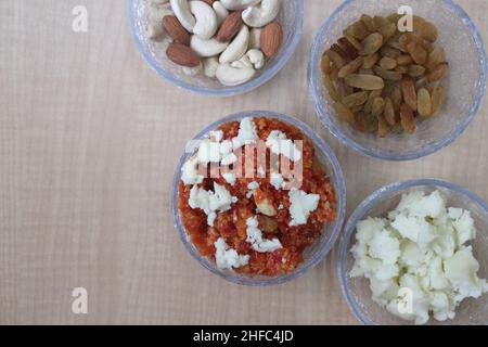 Gajar ka halwa con khoa e noci Foto Stock