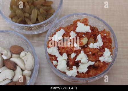 Gajar ka halwa con khoa e noci Foto Stock