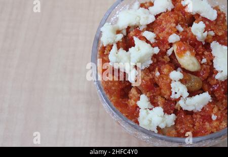 Gajar ka halwa con khoa e noci Foto Stock