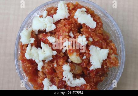 Gajar ka halwa con khoa e noci Foto Stock