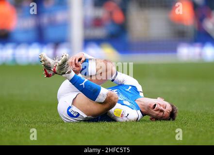 L'Harrison Burrows di Peterborough United si ferisce durante la partita del campionato Sky Bet al Weston Homes Stadium di Peterborough. Data foto: Sabato 15 gennaio 2022. Foto Stock