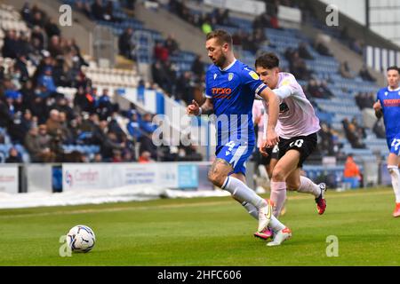 COLCHESTER, REGNO UNITO. GENNAIO 15th Luke Chambers of Colchester batte per il possesso con Jacob Wakeling of Barrow durante la partita della Sky Bet League 2 tra Colchester United e Barrow al JobServe Community Stadium di Colchester sabato 15th gennaio 2022. (Credit: Ivan Yordanov | MI News) Credit: MI News & Sport /Alamy Live News Foto Stock