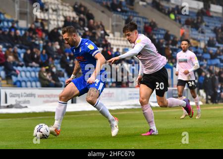 COLCHESTER, REGNO UNITO. GENNAIO 15th Luke Chambers of Colchester batte per il possesso con Jacob Wakeling of Barrow durante la partita della Sky Bet League 2 tra Colchester United e Barrow al JobServe Community Stadium di Colchester sabato 15th gennaio 2022. (Credit: Ivan Yordanov | MI News) Credit: MI News & Sport /Alamy Live News Foto Stock