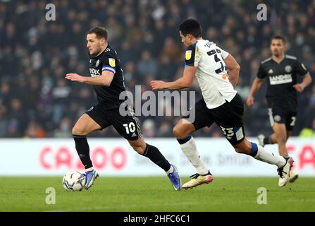 Il Billy Sharp di Sheffield United (a sinistra) e il Curtis Davies della Derby County combattono per la palla durante la partita del campionato Sky Bet al Pride Park Stadium di Derby. Data foto: Sabato 15 gennaio 2022. Foto Stock