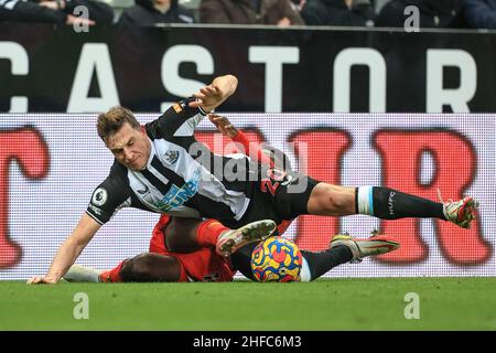 Newcastle, Regno Unito. 15th Jan 2022. Chris Wood #20 di Newcastle United è affrontato da Hassane Kamara #14 di Watford a Newcastle, Regno Unito il 1/15/2022. (Foto di Mark Cosgrove/News Images/Sipa USA) Credit: Sipa USA/Alamy Live News Foto Stock