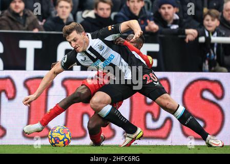 Newcastle, Regno Unito. 15th Jan 2022. Chris Wood #20 di Newcastle United è affrontato da Hassane Kamara #14 di Watford a Newcastle, Regno Unito il 1/15/2022. (Foto di Mark Cosgrove/News Images/Sipa USA) Credit: Sipa USA/Alamy Live News Foto Stock