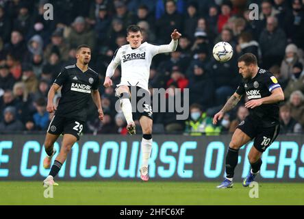 Il cavaliere Jason (centro) della contea di Derby e il Billy Sharp di Sheffield United combattono per la palla durante la partita del campionato Sky Bet al Pride Park Stadium di Derby. Data foto: Sabato 15 gennaio 2022. Foto Stock