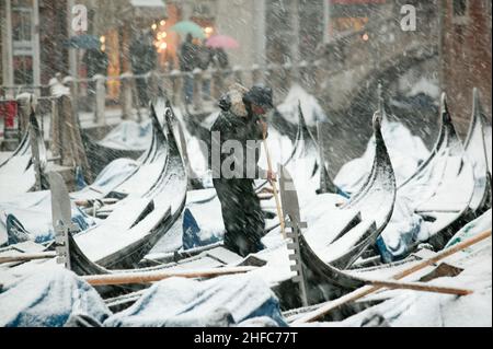 neve, a, venezia, un, gondoliere pulisce, le, gondole, a bacino, orseolo Foto Stock