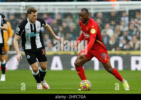 Newcastle. REGNO UNITO. JAN 15th Edo Kayembe di Watford e Chris Wood di Newcastle United in azione durante la partita della Premier League tra Newcastle United e Watford al St. James's Park, Newcastle sabato 15th gennaio 2022. (Credit: Will Matthews | MI News) Credit: MI News & Sport /Alamy Live News Foto Stock