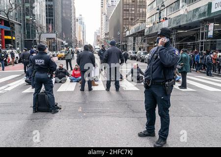 New York, Stati Uniti. 14th Jan 2022. Circa 150 manifestanti si riunirono a NYPL su 5th Avenue e si recarono all'ufficio del governatore su 3rd Avenue chiedendo la prosecuzione della moratoria sullo sfratto immobiliare. La moratoria sullo sfratto è stata avviata nel marzo 2020 come conseguenza di molte persone hanno perso il loro reddito a causa della pandemia COVID-19 e non sono stati in grado di pagare il loro affitto o ipoteca. La data di scadenza è prevista per lo stato di New York il 15 gennaio 2022. Lo Stato di New York non ha soldi per aiutare gli inquilini e/o i proprietari e la situazione per alcune persone è molto terribile, potrebbero diventare senzatetto. Come alcuni manifestanti hanno bloccato la strada Foto Stock