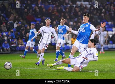 Il Callum o'Hare di Coventry City (a destra) ha salvato il suo colpo in gol durante la partita del campionato Sky Bet al Weston Homes Stadium di Peterborough. Data foto: Sabato 15 gennaio 2022. Foto Stock