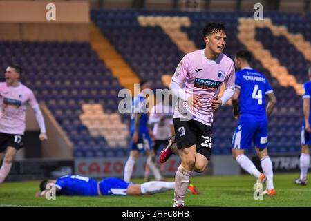 COLCHESTER, REGNO UNITO. JAN 15th Jacob Wakeling of Barrow celebra il primo gol della sua squadra durante la partita della Sky Bet League 2 tra Colchester United e Barrow al JobServe Community Stadium di Colchester sabato 15th gennaio 2022. (Credit: Ivan Yordanov | MI News) Credit: MI News & Sport /Alamy Live News Foto Stock