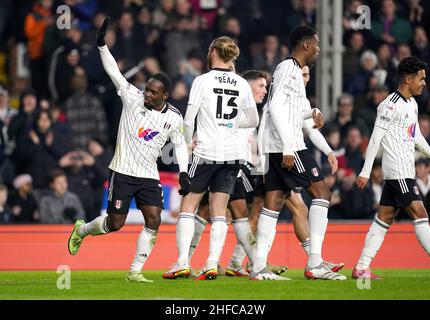 Fulham's Neeskens Kebano (a sinistra) festeggia il sesto gol della partita durante la partita del campionato Sky Bet al Craven Cottage di Londra. Data foto: Sabato 15 gennaio 2022. Foto Stock