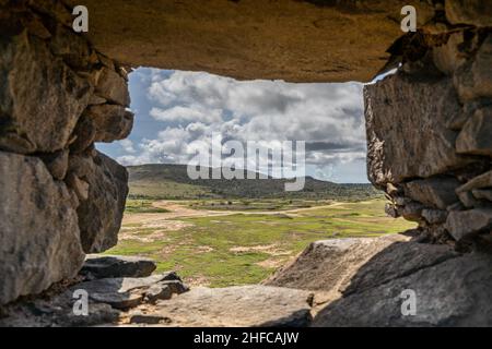 Vista attraverso una finestra nei resti del vecchio mulino d'oro di Aruba Foto Stock