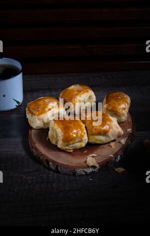 Pane Molen Banana, o bolen banana, adattamento del pane della cucina olandese. E' un popolare culinario da Bandung, West Java Foto Stock