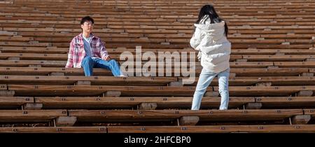 Morrison, Colorado - i visitatori scattano foto al Red Rocks Ampitheater, una famosa sala concerti ai piedi delle colline appena a ovest di Denver. Foto Stock