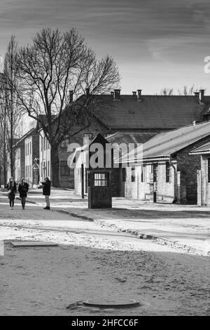 AUSCHWITZ BIRKENAU. POLONIA, 9 GENNAIO 2022: Caserma e filo del campo di concentramento nazista di Auschwitz Foto Stock