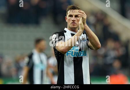 Chris Wood di Newcastle United applaude i tifosi dopo la partita della Premier League al St James' Park, Newcastle upon Tyne. Data foto: Sabato 15 gennaio 2022. Foto Stock