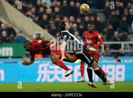 Il Samir di Watford (a sinistra) e il Chris Wood del Newcastle United combattono per la palla durante la partita della Premier League al St James' Park, Newcastle upon Tyne. Data foto: Sabato 15 gennaio 2022. Foto Stock