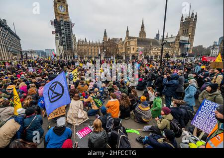 Londra, Regno Unito. 15th Jan 2022. La marcia arriva fuori dal parlamento e si ferma per altri discorsi - uccidere la protesta Bill da persone arrabbiate per la nuova legislazione chiamata polizia, criminalità, condanna e tribunali Bill, che darebbe alla polizia più poteri per imporre restrizioni alle proteste. La protesta è stata sostenuta da diversi gruppi tra cui Suore Uncut, la ribellione di estinzione e Black Lives Matter. Credit: Guy Bell/Alamy Live News Foto Stock