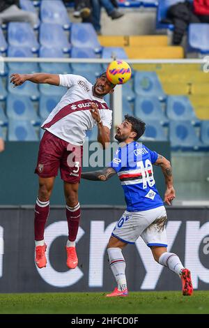 Genova, Italia. 15th Jan 2022. Gleison Silva Nascimento Bremer (Torino) Francesco Caputo (Sampdoria) durante UC Sampdoria vs Torino FC, Campionato italiano di calcio A match a Genova, Italia, Gennaio 15 2022 Credit: Independent Photo Agency/Alamy Live News Foto Stock