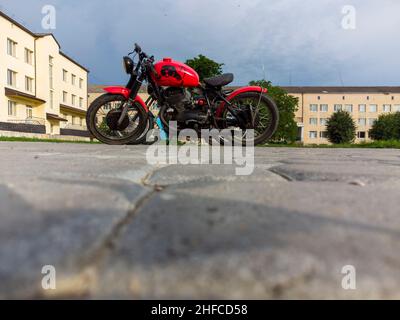 Vinnitsa. Ucraina. 04.07.2021 motocicletta rossa fatta in casa. Foto Stock