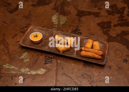 Antipasti di formaggio fritti in pastella con salsa Foto Stock