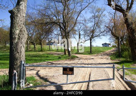 KEWADIN, MICHIGAN, STATI UNITI - 16 MAGGIO 2018: Proprietà abbandonata di un campo estivo con vialetto chiuso e nessun segno di respirazione Foto Stock