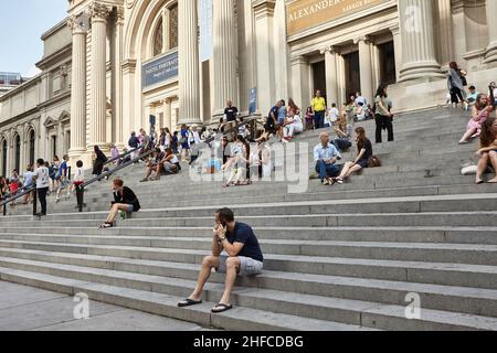 Persone sui gradini fuori dal Metropolitan Museum of Art a New York City Foto Stock